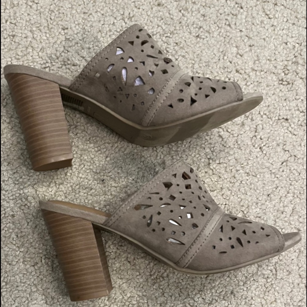 American Eagle Faux suede heels size 6.5 NWOT